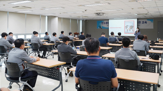 지난 15일 대한전선 당진공장에서 탄소중립 실천문화조성 교육이 진행되고 있다. <대한전선 제공>
